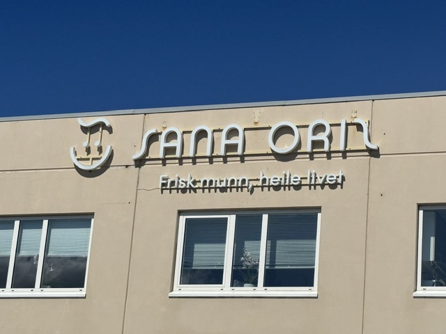 Lysskilt montert på fasade
