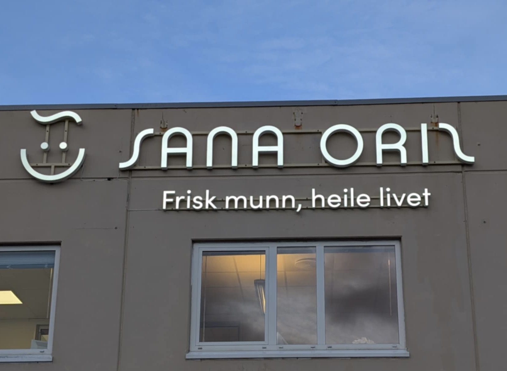 Fasadeskilt med store bokstaver montert på bygning