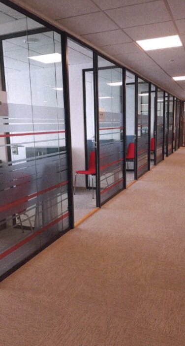 Folierte glassvegger i korridor
