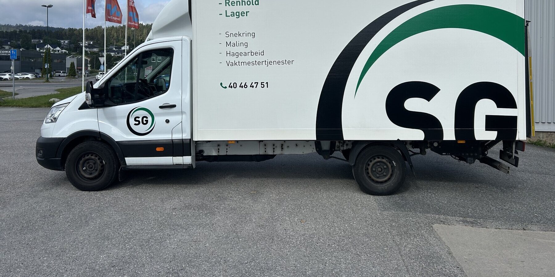 Profilert lastebil med bildekor for Servicegutta