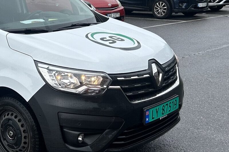 Varebil med bildekor for Servicegutta
